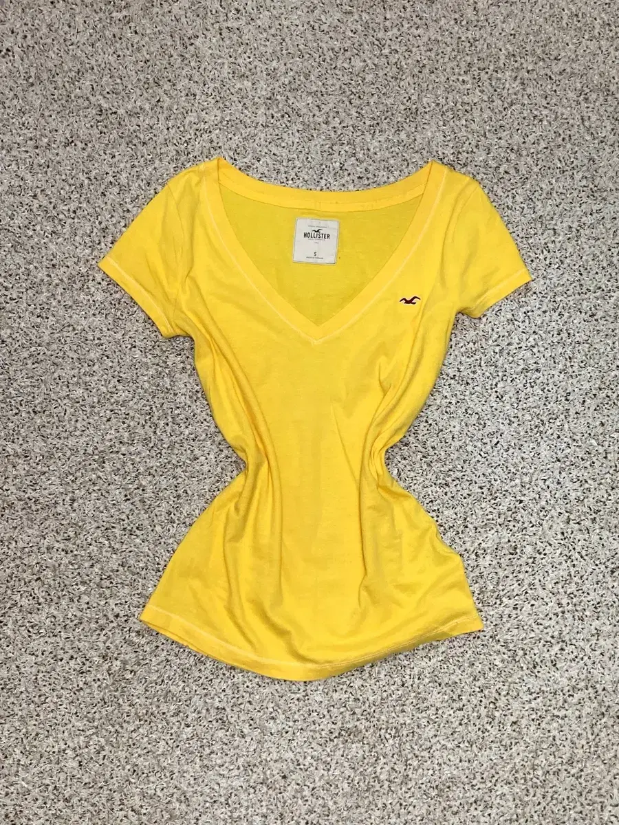 Hollister yellow V-neck T-shirt 홀리스터